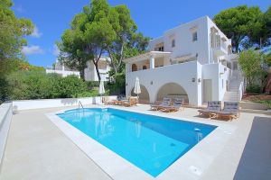 Diese wunderschöne Villa wurde kürzlich renoviert und befindet sich in der Altstadt von Cala Dor.
