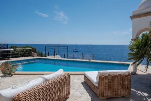 Deze prachtige villa is gelegen in een rustige doodlopende straat in Cala Egos/Cala Dor.