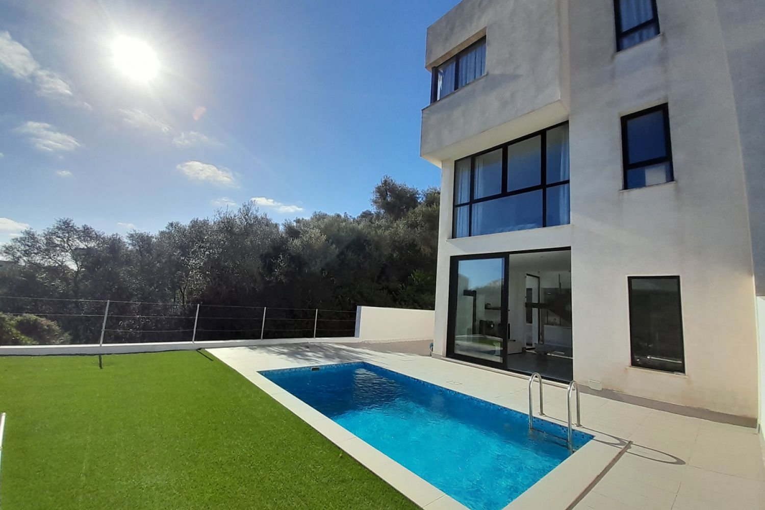 Modern and bright semi-detached house in a quiet location