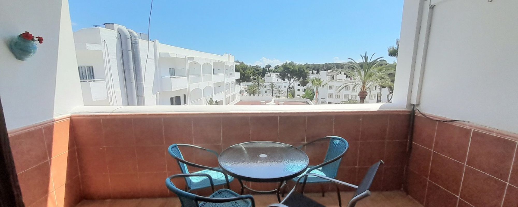 This beautiful and well maintained penthouse apartment is located in a community in the center of Cala Dor.