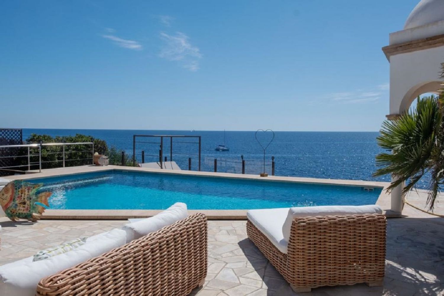 Deze prachtige villa is gelegen in een rustige doodlopende straat in Cala Egos/Cala Dor.