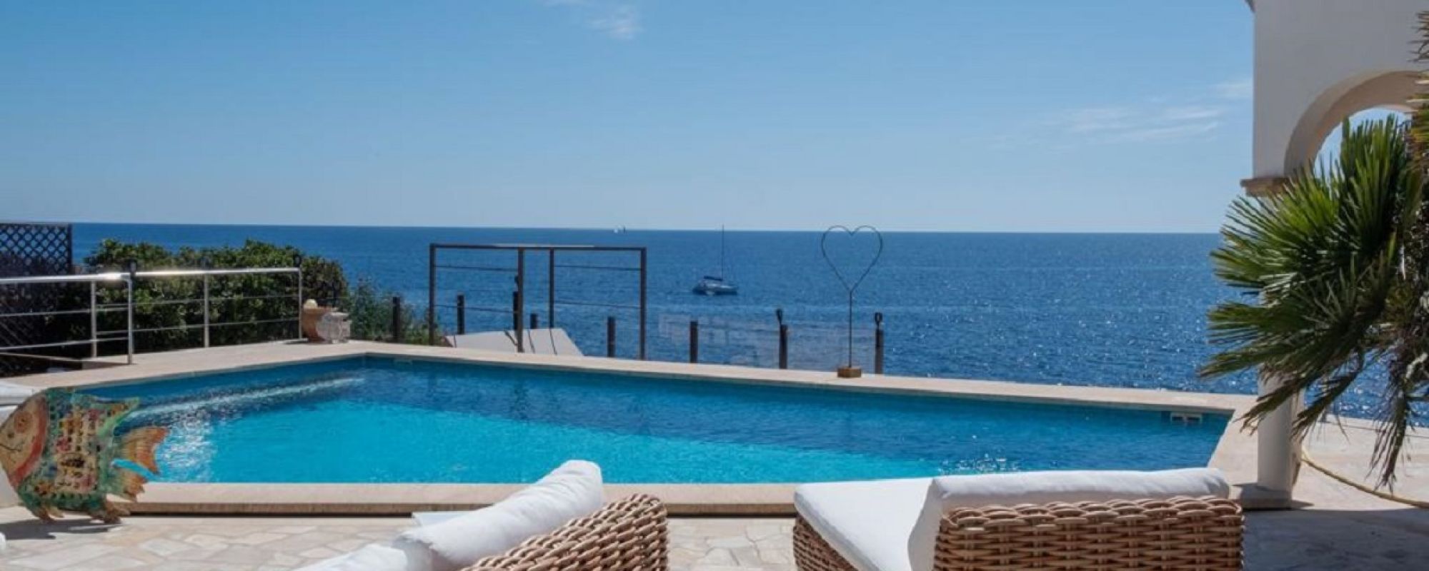 Deze prachtige villa is gelegen in een rustige doodlopende straat in Cala Egos/Cala Dor.