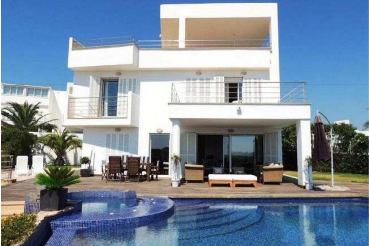 Fantastic villa with a view of the harbor