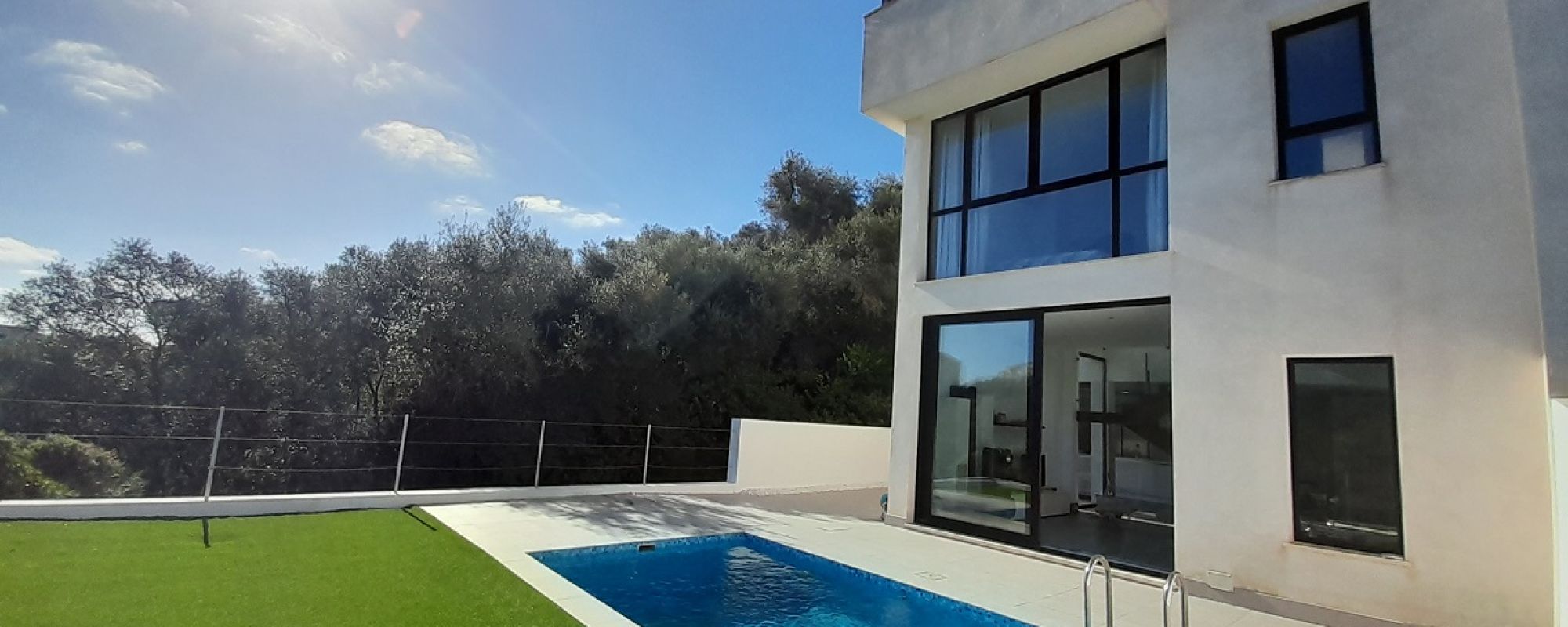 Modern and bright semi-detached house in a quiet location