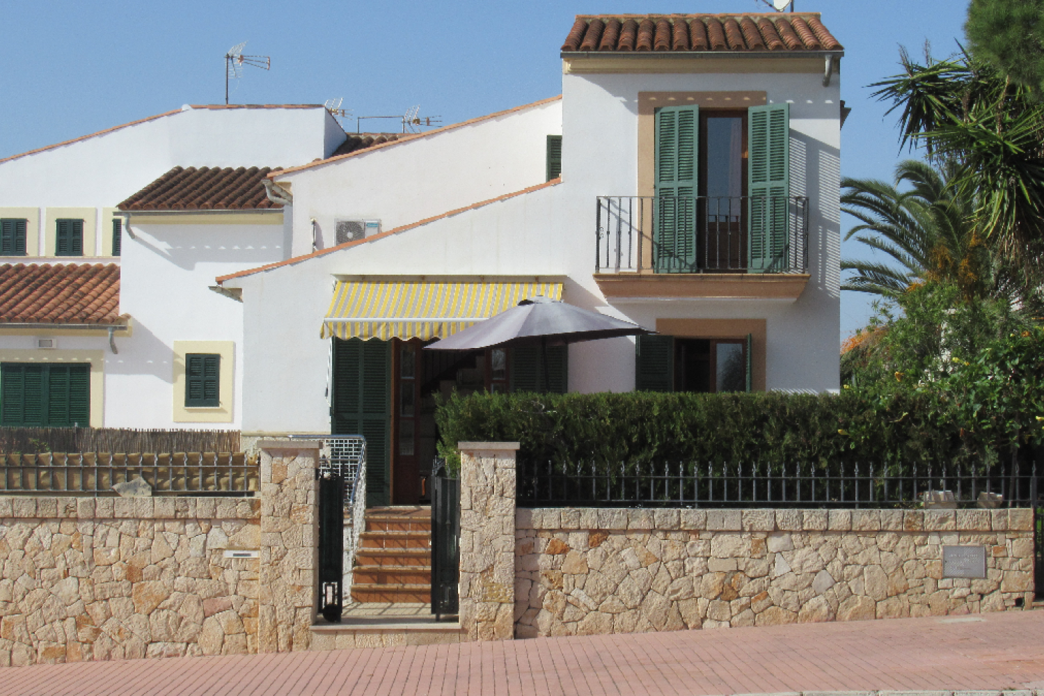 Single family house with guest apartment